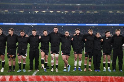 060326 - Ireland v Wales - Guinness Six Nations Championship - Wales sing the anthem
