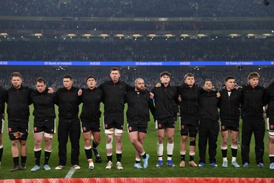 060326 - Ireland v Wales - Guinness Six Nations Championship - Wales sing the anthem
