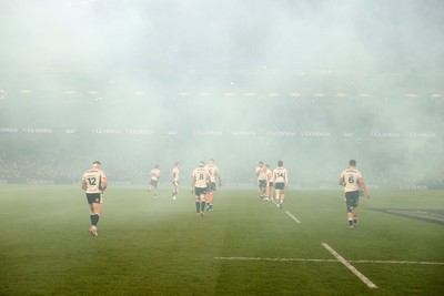 060326 - Ireland v Wales - Guinness Six Nations Championship - Wales take to the pitch