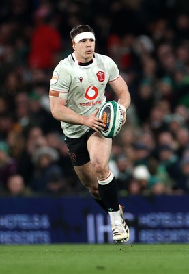 060326 - Ireland v Wales - Guinness Six Nations Championship - Eddie James of Wales 