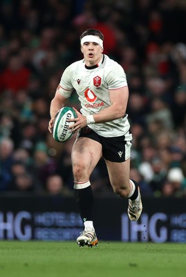 060326 - Ireland v Wales - Guinness Six Nations Championship - Eddie James of Wales 