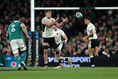060326 - Ireland v Wales - Guinness Six Nations Championship - Alex Mann of Wales 