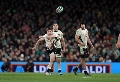 060326 - Ireland v Wales - Guinness Six Nations Championship - Dan Edwards of Wales 