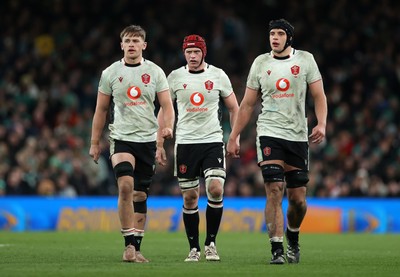 060326 - Ireland v Wales - Guinness Six Nations Championship - Alex Mann, James Botham and Dafydd Jenkins of Wales 