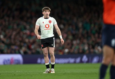 060326 - Ireland v Wales - Guinness Six Nations Championship - Dan Edwards of Wales 