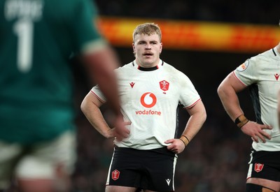 060326 - Ireland v Wales - Guinness Six Nations Championship - Archie Griffin of Wales 