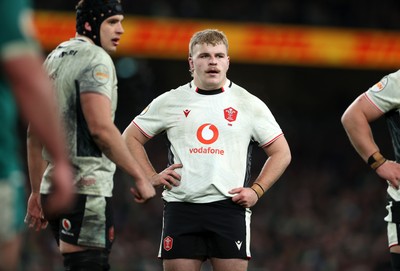 060326 - Ireland v Wales - Guinness Six Nations Championship - Archie Griffin of Wales 