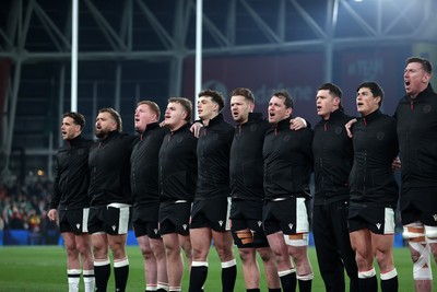 060326 - Ireland v Wales - Guinness Six Nations Championship - Wales sing the anthem