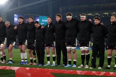 060326 - Ireland v Wales - Guinness Six Nations Championship - Wales sing the anthem