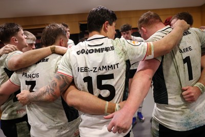 060326 - Ireland v Wales - Guinness Six Nations Championship - Wales team huddle at half time in the changing room