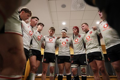 060326 - Ireland v Wales - Guinness Six Nations Championship - Wales team huddle at half time in the changing room