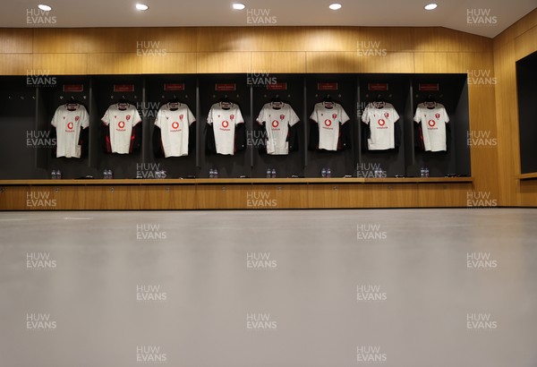 060326 - Ireland v Wales - Guinness Six Nations Championship - Wales dressing room before the game