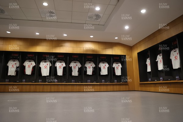 060326 - Ireland v Wales - Guinness Six Nations Championship - Wales dressing room before the game