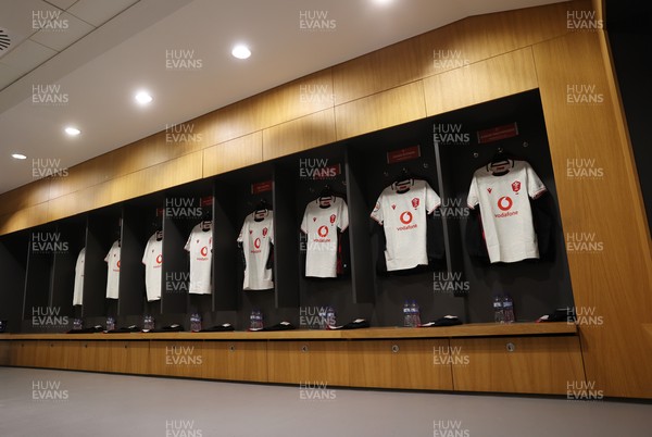 060326 - Ireland v Wales - Guinness Six Nations Championship - Wales dressing room before the game