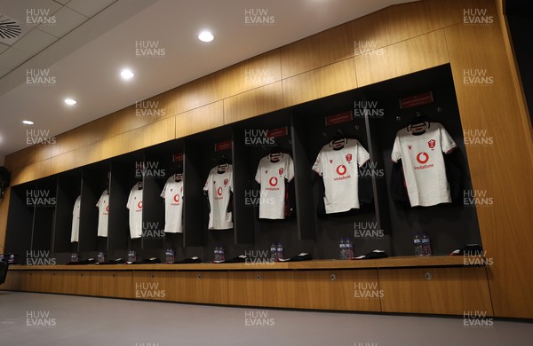 060326 - Ireland v Wales - Guinness Six Nations Championship - Wales dressing room before the game