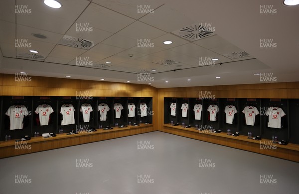 060326 - Ireland v Wales - Guinness Six Nations Championship - Wales dressing room before the game