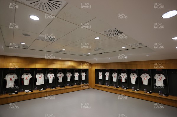 060326 - Ireland v Wales - Guinness Six Nations Championship - Wales dressing room before the game