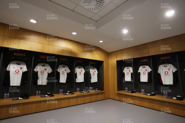 060326 - Ireland v Wales - Guinness Six Nations Championship - Wales dressing room before the game