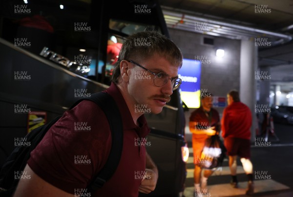 060326 - Ireland v Wales - Guinness Six Nations Championship - Aaron Wainwright of Wales 