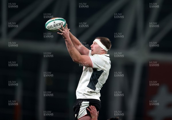 060326 - Ireland v Wales - Guinness Six Nations Championship - Ben Carter of Wales wins the line out