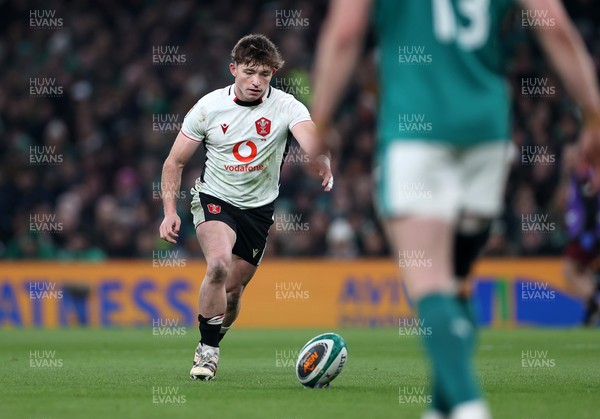 060326 - Ireland v Wales - Guinness Six Nations Championship - Dan Edwards of Wales kicks a penalty