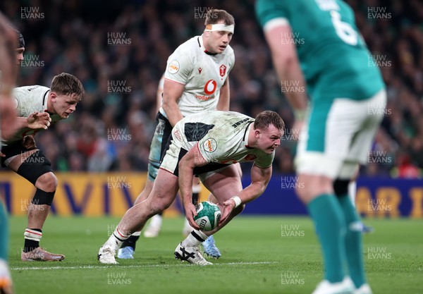 060326 - Ireland v Wales - Guinness Six Nations Championship - Dewi Lake of Wales 