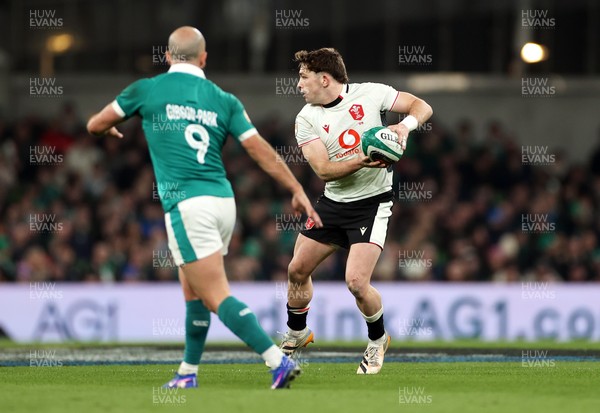 060326 - Ireland v Wales - Guinness Six Nations Championship - Dan Edwards of Wales 