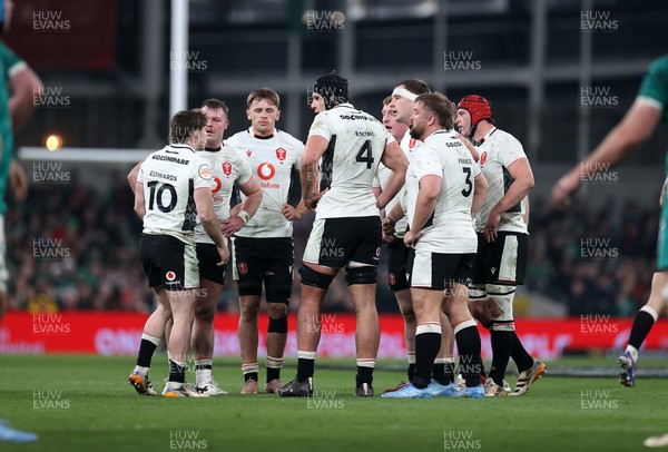 060326 - Ireland v Wales - Guinness Six Nations Championship - Dafydd Jenkins of Wales speaks to the team
