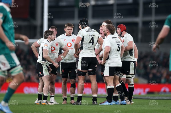 060326 - Ireland v Wales - Guinness Six Nations Championship - Dafydd Jenkins of Wales speaks to the team