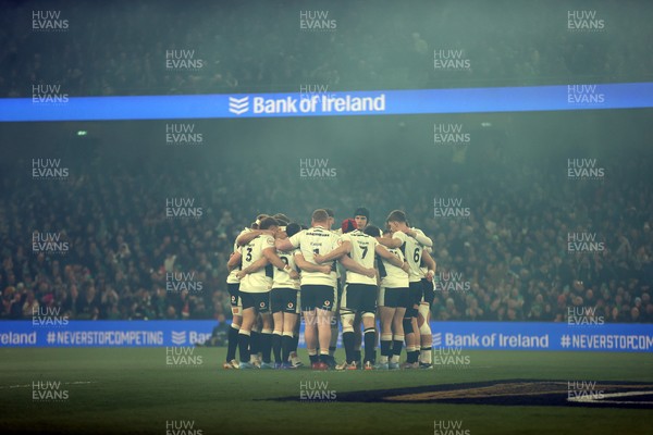 060326 - Ireland v Wales - Guinness Six Nations Championship - Wales team huddle
