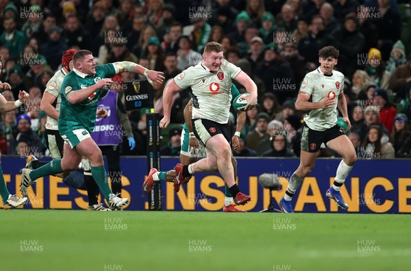 060326 - Ireland v Wales - Guinness Six Nations Championship - Rhys Carre of Wales makes a break to score a try