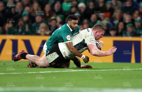 060326 - Ireland v Wales - Guinness Six Nations Championship - Rhys Carre of Wales makes a break to score a try