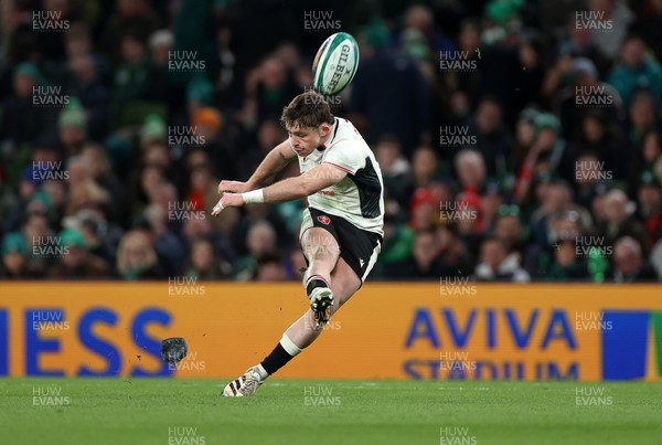 060326 - Ireland v Wales - Guinness Six Nations Championship - Dan Edwards of Wales kicks the conversion