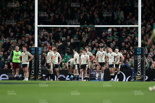 060326 - Ireland v Wales - Guinness Six Nations Championship - Wales under the posts
