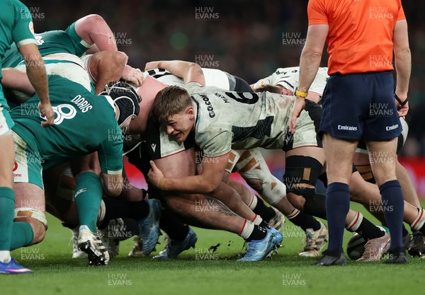 060326 - Ireland v Wales - Guinness Six Nations Championship - Alex Mann of Wales 
