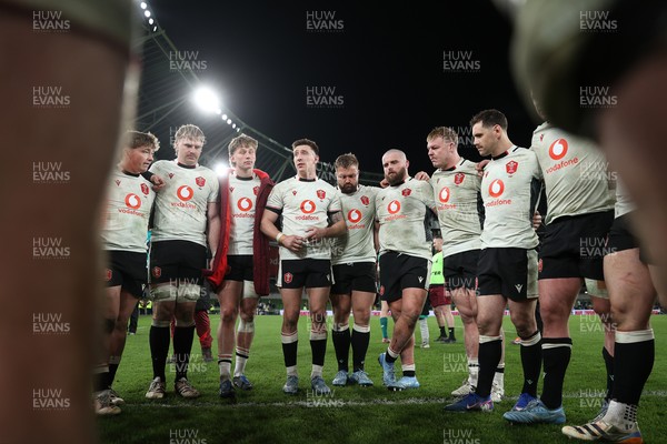 060326 - Ireland v Wales - Guinness Six Nations Championship - Wales team huddle