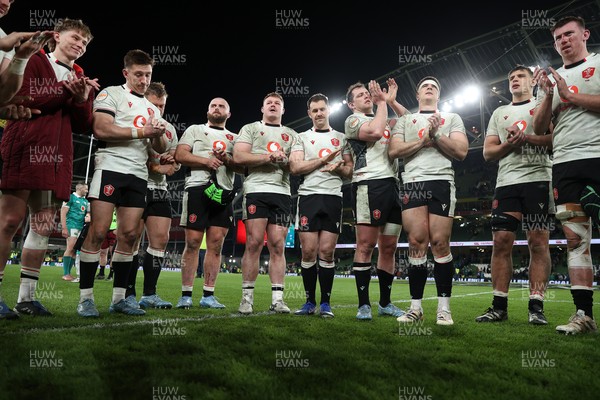060326 - Ireland v Wales - Guinness Six Nations Championship - Wales team huddle