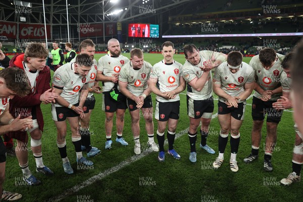 060326 - Ireland v Wales - Guinness Six Nations Championship - Wales team huddle