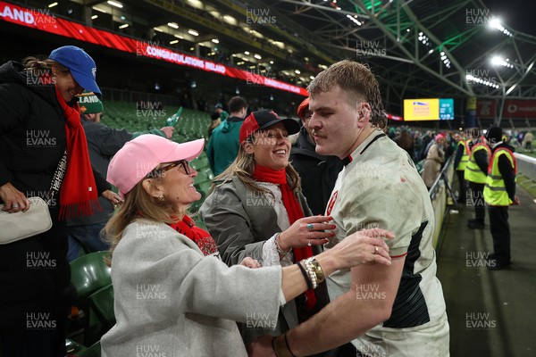 060326 - Ireland v Wales - Guinness Six Nations Championship - Archie Griffin of Wales with family at full time