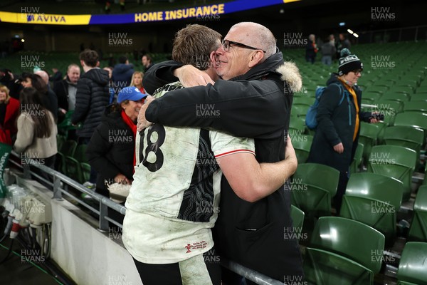 060326 - Ireland v Wales - Guinness Six Nations Championship - Archie Griffin of Wales with family at full time