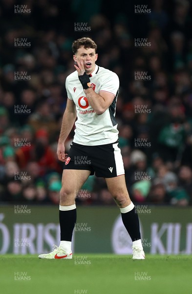 060326 - Ireland v Wales - Guinness Six Nations Championship - Louie Hennessey of Wales 