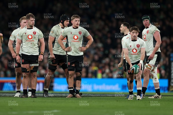 060326 - Ireland v Wales - Guinness Six Nations Championship - Olly Cracknell, Alex Mann and Dan Edwards of Wales 