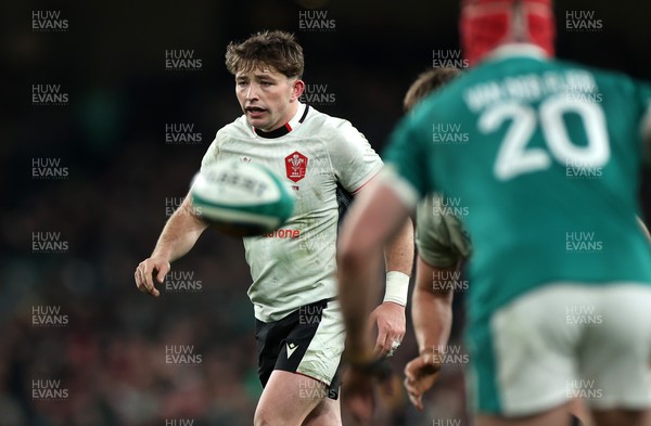 060326 - Ireland v Wales - Guinness Six Nations Championship - Dan Edwards of Wales 