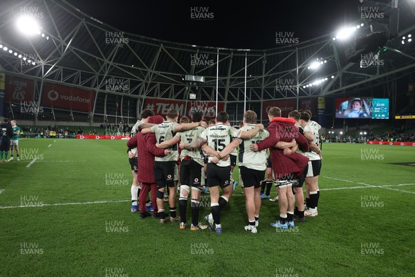 060326 - Ireland v Wales - Guinness Six Nations Championship - Wales team huddle