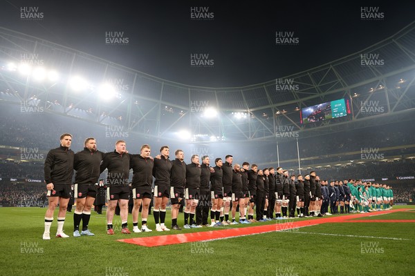 060326 - Ireland v Wales - Guinness Six Nations Championship - Wales sing the anthem