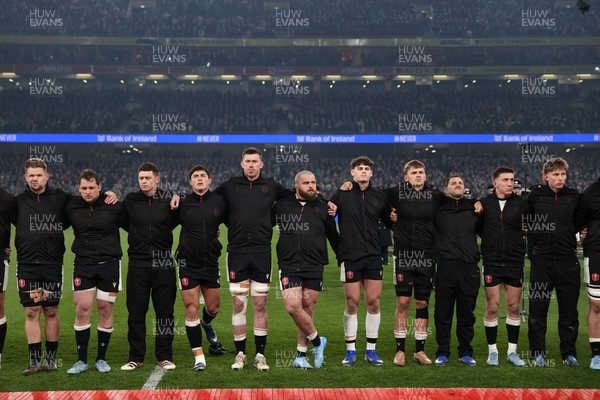 060326 - Ireland v Wales - Guinness Six Nations Championship - Wales sing the anthem