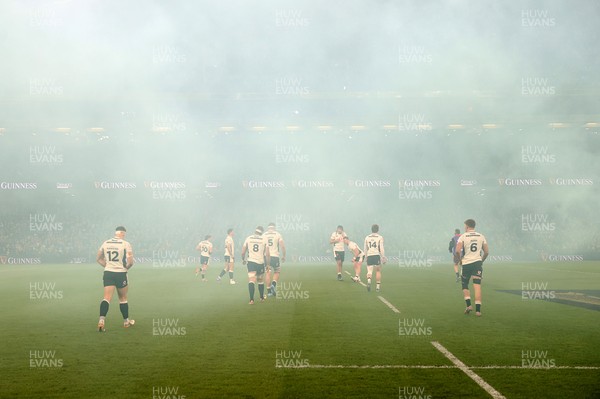 060326 - Ireland v Wales - Guinness Six Nations Championship - Wales take to the pitch