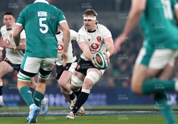 060326 - Ireland v Wales - Guinness Six Nations Championship - Aaron Wainwright of Wales 