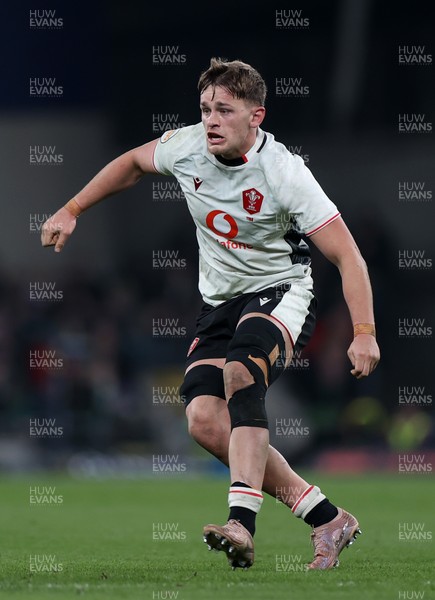 060326 - Ireland v Wales - Guinness Six Nations Championship - Alex Mann of Wales 