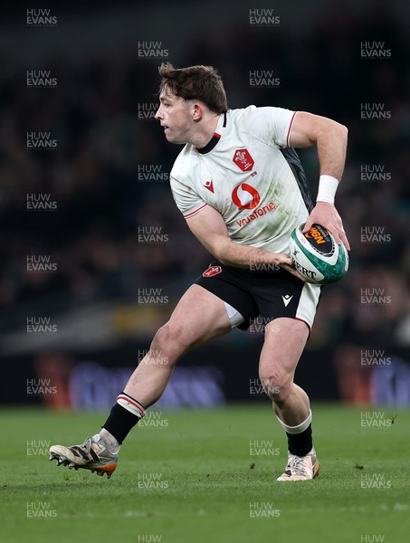 060326 - Ireland v Wales - Guinness Six Nations Championship - Dan Edwards of Wales 